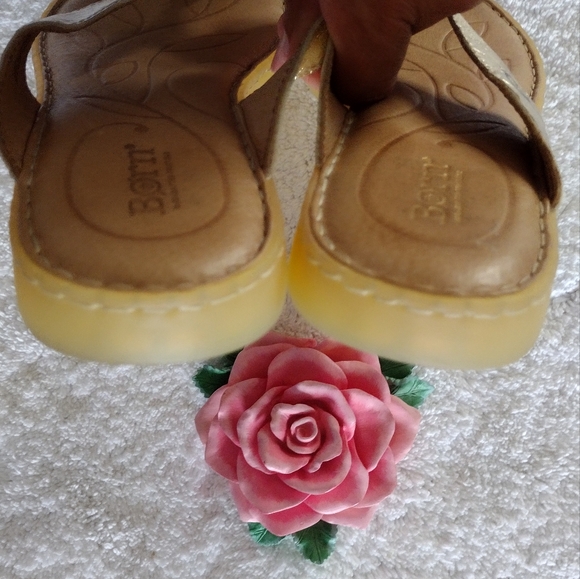 Born Metallic Gold Leather Flip Flop Sandals Size 10 - Picture 4 of 6